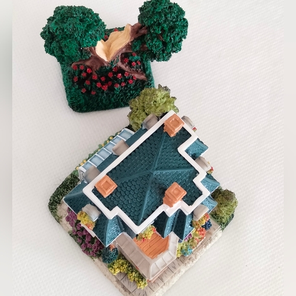 Christmas Village Building Rosie’s Flower Shop and the Oldest Tree - Picture 3 of 12